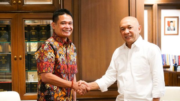 CEO startup Kalikan dan Menkop UKM Teten Masduki dalam pengembangan potensi bisnis industri ikan hias air tawar oleh pelaku UMKM.