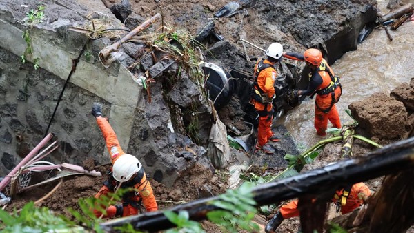 Foto-foto Evakuasi 3 Korban Tewas Akibat Jalan Ambles di Bangli