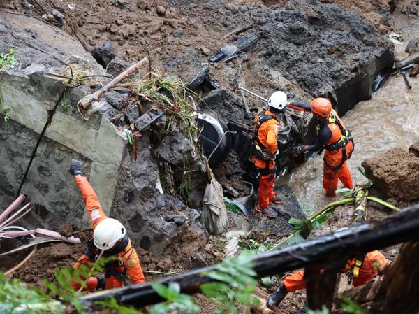 Foto-foto Evakuasi 3 Korban Tewas Akibat Jalan Ambles di Bangli