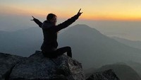 Ketika ditanya tentang tempat hiking favoritnya, dia langsung menunjuk ke Sunset Peak. Ini adalah puncak tertinggi ketiga di Hong Kong dan mudah diakses oleh pejalan kaki. Dinamakan Sunset Peak karena matahari terbenam di sana. Guunung setinggi 869-meter ini juga menyajikan salah satu pemandangan matahari terbit terbaik di kota. (dok Shanty)