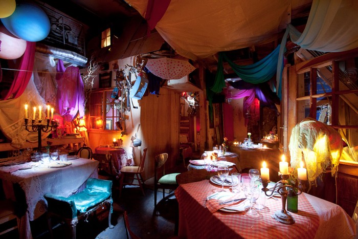 Dibuat dari Sampah dan Barang Bekas, Restoran Ini Jadi Keren Banget!