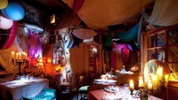 Terletak di Glebe Road, kota London, Inggris. The Pale Blue Door merupakan restoran pop-up yang unik dan menarik. Dari desain interior hingga pelayannya. Foto: Manuel Vazquez/Site