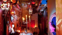 Berdiri di lokasi gudang tua, setiap ruangan di desain dengan interior yang berbeda. Mejad di tata cantik khas candelight dinner. Foto: Manuel Vazquez/Site