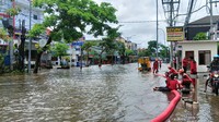 Dinas PUPR Badung terlihat sibuk melakukan penyedotan air di Jalan Dewi Sri Kuta. Foto: Triwidiyanti/detikBali