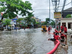 Dinas PUPR Badung terlihat sibuk melakukan penyedotan air di Jalan Dewi Sri Kuta. Foto: Triwidiyanti/detikBali