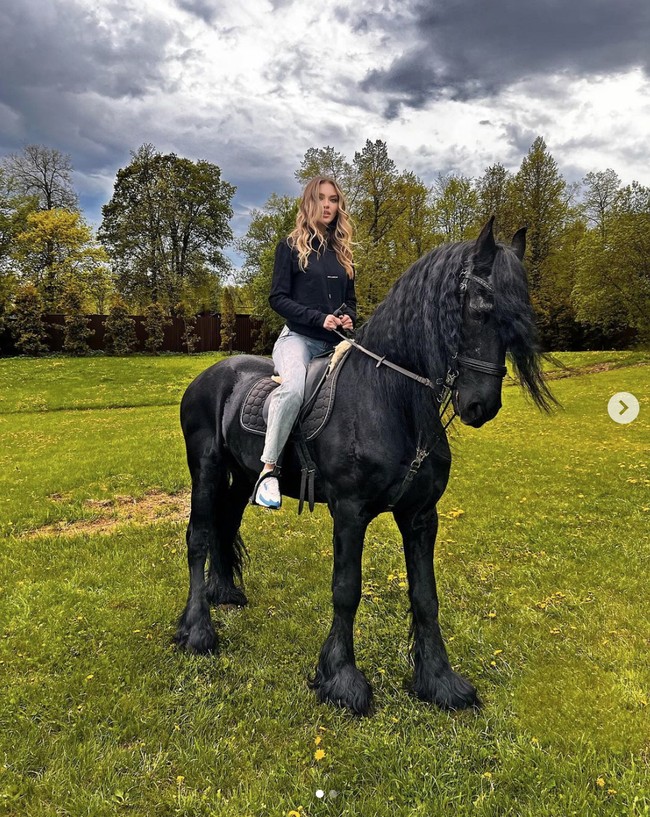 Kini wakil Rusia dan wakil Ukraina telah mendapat kamar yang berbeda. Ekaterina Astashenkova sendiri berusia 24 tahun. Dia ditunjuk sebagai Miss Grand Rusia dan mewakili negaranya di ajang Miss Grand International yang diadakan di Indonesia.  Foto: dok. Instagram @katerinastash