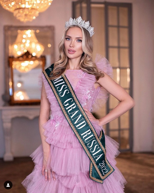 Ekaterina Astashenkova menjadi perwakilan Rusia di kontes kecantikan Miss Grand International 2022. Wanita cantik itu kini jadi sorotan karena ditolak sekamar dengan Olga Vasyliv yang mewakili Ukraina. Foto: dok. Instagram @katerinastash