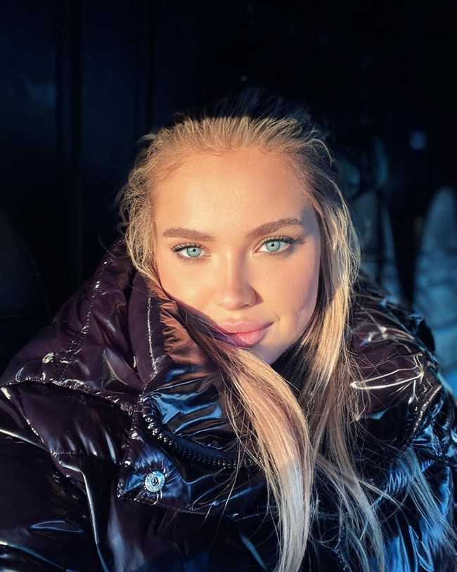 “Di keluargaku, aku adalah orang pertama yang lahir di Rusia, semua yang lain berasal dari Ukraina. Situasi ini sangat panas bagiku. Dan aku berharap suaraku akan didengar dalam kontes ini. Aku menentang kebencian. Untuk persahabatan, untuk cinta, untuk perdamaian dunia, dan untuk saling membantu,” tulis Ekaterina di Instagram. Foto: dok. Instagram @katerinastash