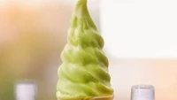 Cocok untuk pasokan tanggal tua, es krim yang satu ini dijamin mampu menahan lapar. Es krim hijau ini terbuat dari obat maag yang konon jadi penahan lapar bagi anak kost. Foto: Twitter/FFOODFESS