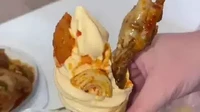 Tak bisa pisah dari kepedasan seblak yang melekat, netizen ini lakukan hal nyeleneh. Es krim ini bahkan dilengkapi dengan makaroni dan ceker ayam. Foto: Twitter/FFOODFESS