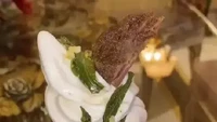 Konten kreator Sultan bernama Sisca Kohl terkenal dengan kreasi es krimnya yang aneh. Salah satunya es krim nasi Padang miliknya yang viral di media sosial dan menarik perhatian netizen. Foto: Twitter/FFOODFESS