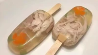 Sup ayam yang biasanya dinikmati hangat, kali ini disulap menjadi es loli yang menyejukkan. Seperti apa ya rasanya sup yang beku ini? Foto: Twitter/FFOODFESS