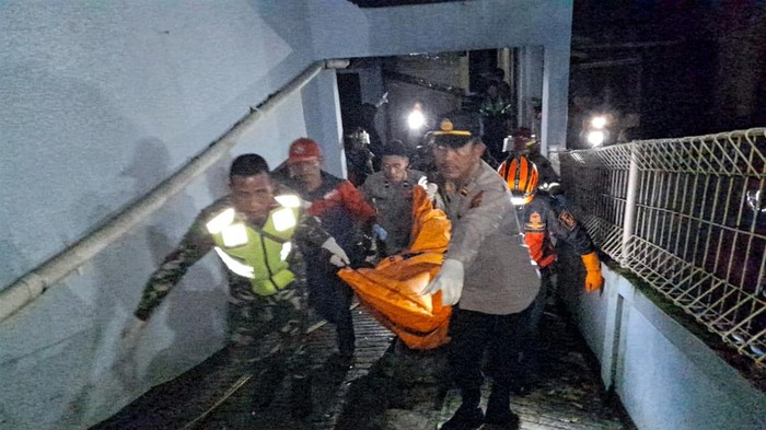 Evakuasi bocah perempuan yang terbakar di Nagrak Sukabumi
