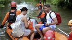 Potret Ratusan Turis Dievakuasi Saat Banjir di Seminyak Bali