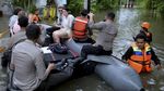 Potret Ratusan Turis Dievakuasi Saat Banjir di Seminyak Bali