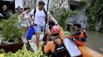 Potret Ratusan Turis Dievakuasi Saat Banjir di Seminyak Bali