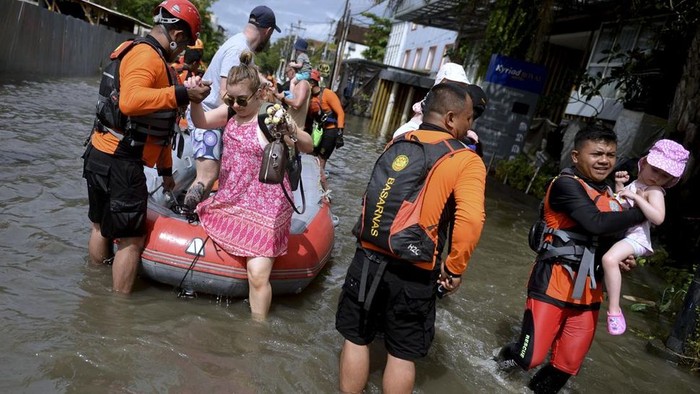 Evakuasi turis di Seminyak Bali