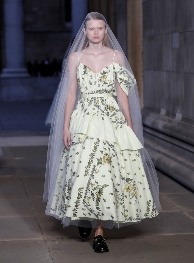 Inilah koleki gaun indah Erdem Spring/Summer 2023. Busana yang sebagian besar warna monokrom ini dipamerkan di London Fashion Week bersamaan dengan momen pemakaman Ratu Elizabeth II. Foto: Dok. Tristan Fewings/Getty Images.
