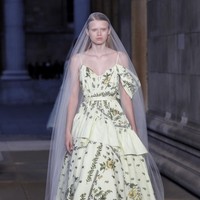 Inilah koleki gaun indah Erdem Spring/Summer 2023. Busana yang sebagian besar warna monokrom ini dipamerkan di London Fashion Week bersamaan dengan momen pemakaman Ratu Elizabeth II. Foto: Dok. Tristan Fewings/Getty Images.