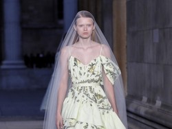 10 Gaun Indah Erdem untuk Koleksi Spring/Summer 2023, Serba Monokrom