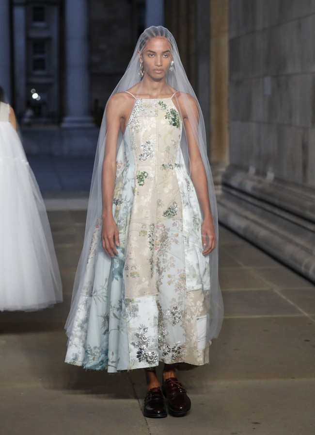 Inilah koleki gaun indah Erdem Spring/Summer 2023. Busana yang sebagian besar warna monokrom ini dipamerkan di London Fashion Week bersamaan dengan momen pemakaman Ratu Elizabeth II. Foto: Dok. Tristan Fewings/Getty Images.