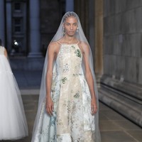 Inilah koleki gaun indah Erdem Spring/Summer 2023. Busana yang sebagian besar warna monokrom ini dipamerkan di London Fashion Week bersamaan dengan momen pemakaman Ratu Elizabeth II. Foto: Dok. Tristan Fewings/Getty Images.