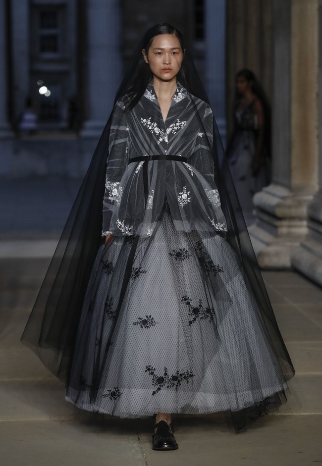 Inilah koleki gaun indah Erdem Spring/Summer 2023. Busana yang sebagian besar warna monokrom ini dipamerkan di London Fashion Week bersamaan dengan momen pemakaman Ratu Elizabeth II. Foto: Dok. Tristan Fewings/Getty Images.