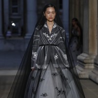 Inilah koleki gaun indah Erdem Spring/Summer 2023. Busana yang sebagian besar warna monokrom ini dipamerkan di London Fashion Week bersamaan dengan momen pemakaman Ratu Elizabeth II. Foto: Dok. Tristan Fewings/Getty Images.