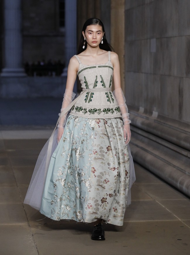 Inilah koleki gaun indah Erdem Spring/Summer 2023. Busana yang sebagian besar warna monokrom ini dipamerkan di London Fashion Week bersamaan dengan momen pemakaman Ratu Elizabeth II. Foto: Dok. Tristan Fewings/Getty Images.