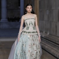 Inilah koleki gaun indah Erdem Spring/Summer 2023. Busana yang sebagian besar warna monokrom ini dipamerkan di London Fashion Week bersamaan dengan momen pemakaman Ratu Elizabeth II. Foto: Dok. Tristan Fewings/Getty Images.