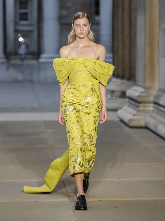 Inilah koleki gaun indah Erdem Spring/Summer 2023. Busana yang sebagian besar warna monokrom ini dipamerkan di London Fashion Week bersamaan dengan momen pemakaman Ratu Elizabeth II. Foto: Dok. Tristan Fewings/Getty Images.