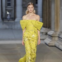 Inilah koleki gaun indah Erdem Spring/Summer 2023. Busana yang sebagian besar warna monokrom ini dipamerkan di London Fashion Week bersamaan dengan momen pemakaman Ratu Elizabeth II. Foto: Dok. Tristan Fewings/Getty Images.