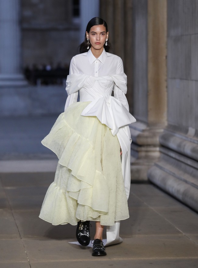 Inilah koleki gaun indah Erdem Spring/Summer 2023. Busana yang sebagian besar warna monokrom ini dipamerkan di London Fashion Week bersamaan dengan momen pemakaman Ratu Elizabeth II. Foto: Dok. Tristan Fewings/Getty Images.