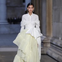 Inilah koleki gaun indah Erdem Spring/Summer 2023. Busana yang sebagian besar warna monokrom ini dipamerkan di London Fashion Week bersamaan dengan momen pemakaman Ratu Elizabeth II. Foto: Dok. Tristan Fewings/Getty Images.