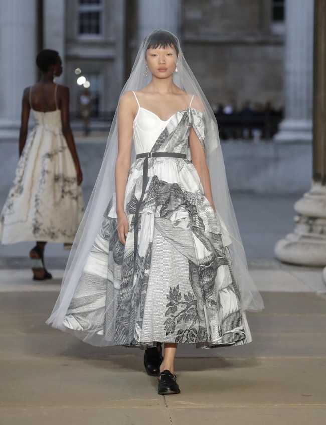 Inilah koleki gaun indah Erdem Spring/Summer 2023. Busana yang sebagian besar warna monokrom ini dipamerkan di London Fashion Week bersamaan dengan momen pemakaman Ratu Elizabeth II. Foto: Dok. Tristan Fewings/Getty Images.
