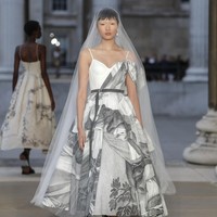 Inilah koleki gaun indah Erdem Spring/Summer 2023. Busana yang sebagian besar warna monokrom ini dipamerkan di London Fashion Week bersamaan dengan momen pemakaman Ratu Elizabeth II. Foto: Dok. Tristan Fewings/Getty Images.