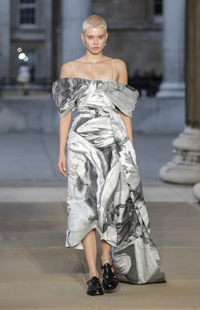 Inilah koleki gaun indah Erdem Spring/Summer 2023. Busana yang sebagian besar warna monokrom ini dipamerkan di London Fashion Week bersamaan dengan momen pemakaman Ratu Elizabeth II. Foto: Dok. Tristan Fewings/Getty Images.