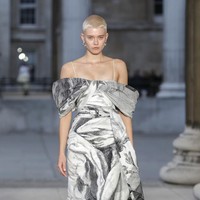 Inilah koleki gaun indah Erdem Spring/Summer 2023. Busana yang sebagian besar warna monokrom ini dipamerkan di London Fashion Week bersamaan dengan momen pemakaman Ratu Elizabeth II. Foto: Dok. Tristan Fewings/Getty Images.
