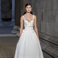 Inilah koleki gaun indah Erdem Spring/Summer 2023. Busana yang sebagian besar warna monokrom ini dipamerkan di London Fashion Week bersamaan dengan momen pemakaman Ratu Elizabeth II. Foto: Dok. Tristan Fewings/Getty Images.