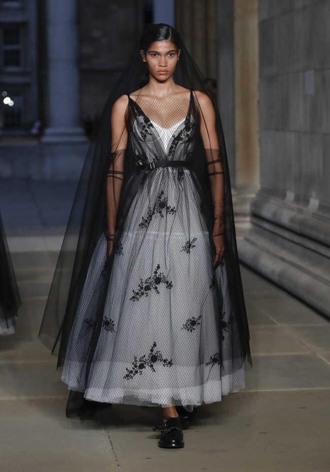 Inilah koleki gaun indah Erdem Spring/Summer 2023. Busana yang sebagian besar warna monokrom ini dipamerkan di London Fashion Week bersamaan dengan momen pemakaman Ratu Elizabeth II. Foto: Dok. Tristan Fewings/Getty Images.