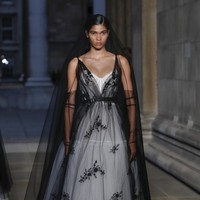 Inilah koleki gaun indah Erdem Spring/Summer 2023. Busana yang sebagian besar warna monokrom ini dipamerkan di London Fashion Week bersamaan dengan momen pemakaman Ratu Elizabeth II. Foto: Dok. Tristan Fewings/Getty Images.