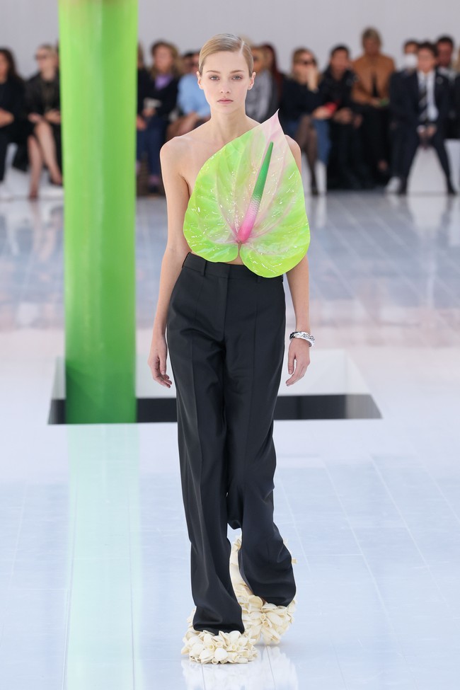 Creative director Loewe, J.W. Anderson menghadirkan berbagai busana unik untuk koleksi Spring/Summer 2023. Foto: Peter White/Getty Images.