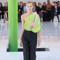 Creative director Loewe, J.W. Anderson menghadirkan berbagai busana unik untuk koleksi Spring/Summer 2023. Foto: Peter White/Getty Images.