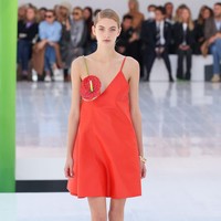 Creative director Loewe, J.W. Anderson menghadirkan berbagai busana unik untuk koleksi Spring/Summer 2023. Foto: Peter White/Getty Images.