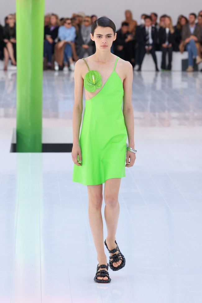 Creative director Loewe, J.W. Anderson menghadirkan berbagai busana unik untuk koleksi Spring/Summer 2023. Foto: Peter White/Getty Images.