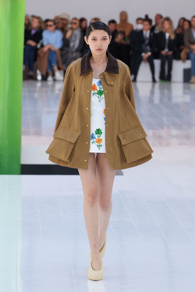 Creative director Loewe, J.W. Anderson menghadirkan berbagai busana unik untuk koleksi Spring/Summer 2023. Foto: Peter White/Getty Images.