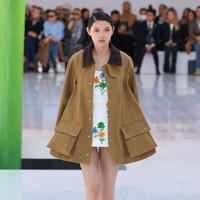 Creative director Loewe, J.W. Anderson menghadirkan berbagai busana unik untuk koleksi Spring/Summer 2023. Foto: Peter White/Getty Images.