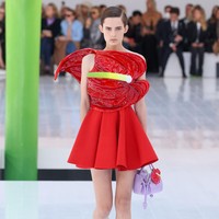 Creative director Loewe, J.W. Anderson menghadirkan berbagai busana unik untuk koleksi Spring/Summer 2023. Foto: Peter White/Getty Images.