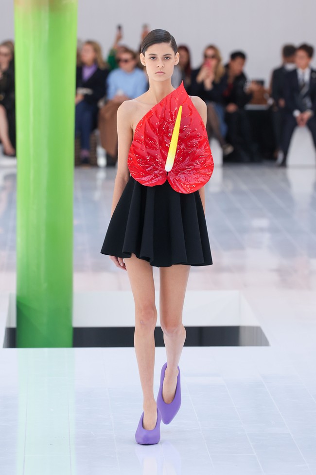 Creative director Loewe, J.W. Anderson menghadirkan berbagai busana unik untuk koleksi Spring/Summer 2023. Foto: Peter White/Getty Images.