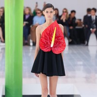 Creative director Loewe, J.W. Anderson menghadirkan berbagai busana unik untuk koleksi Spring/Summer 2023. Foto: Peter White/Getty Images.